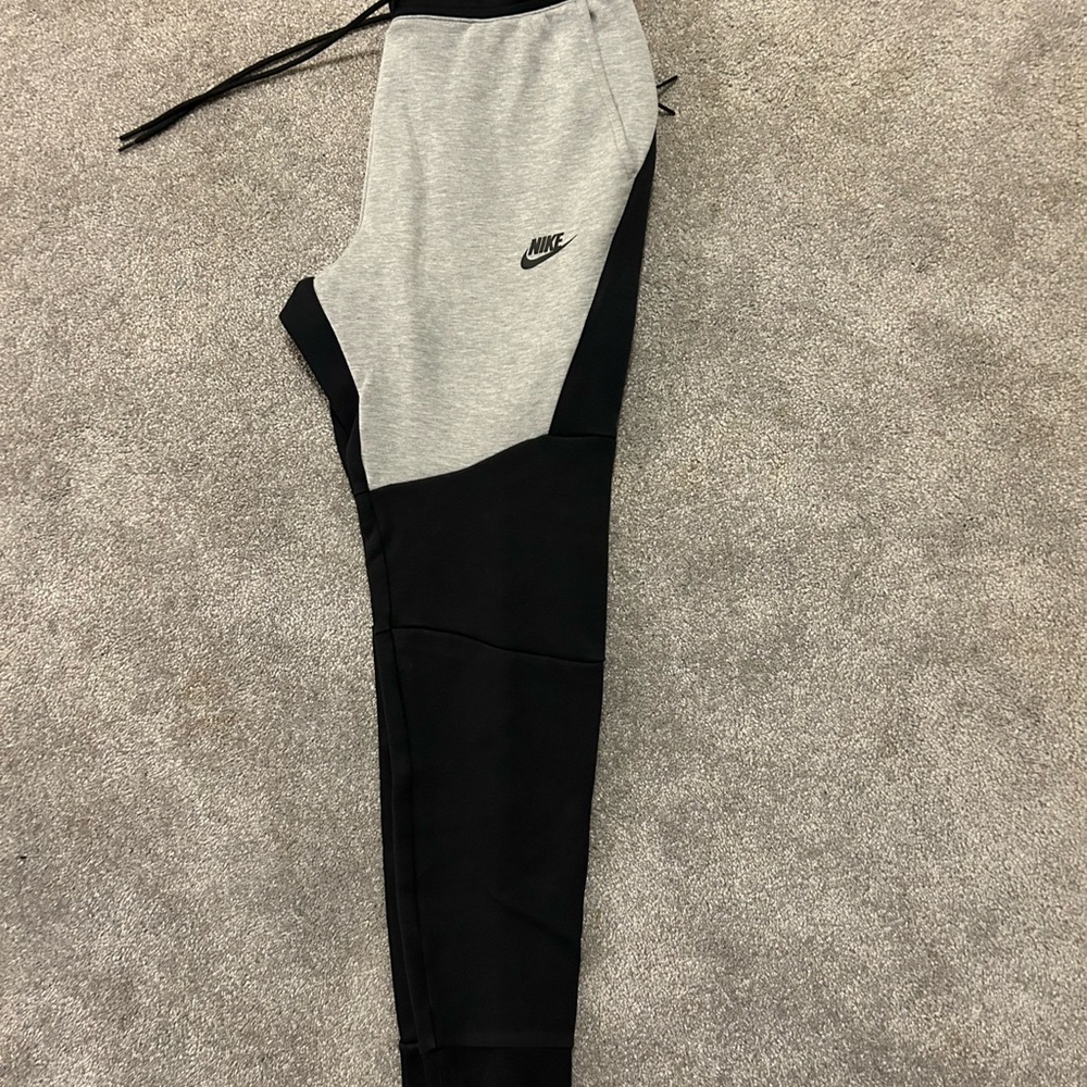 Nike Men's Two-Tone Gray and Black Joggers